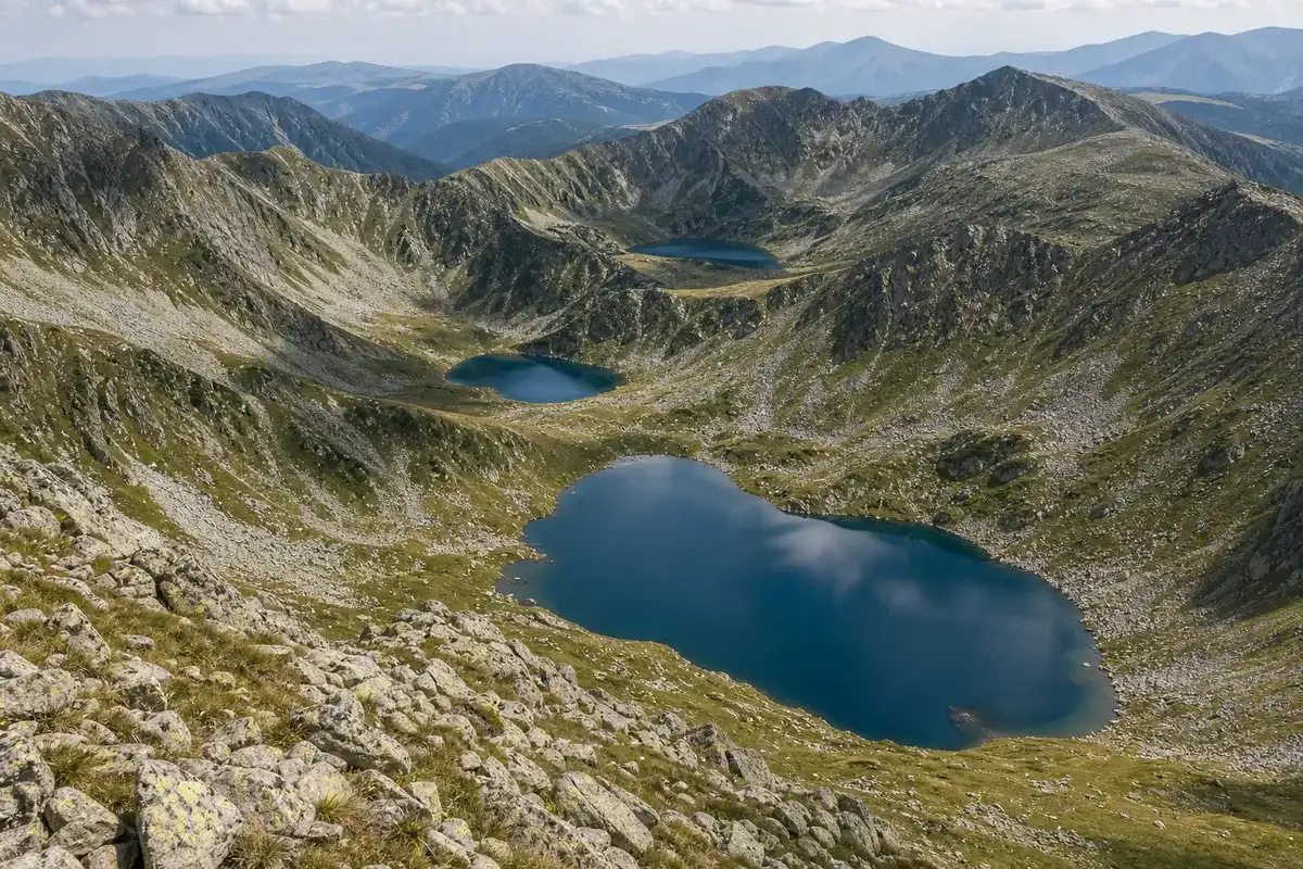 Lacuri glaciare în căldările Parângului, văzute de pe creastă