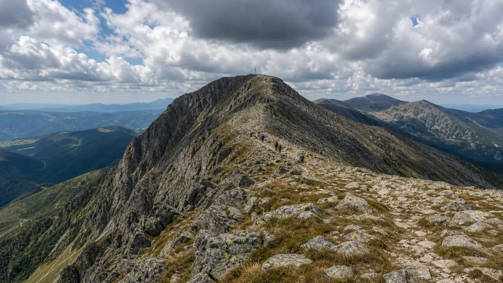 Vârful Parângul Mare, vârf stâncos de peste 2500 m în Munții Parâng, cu drumeți pe creastă