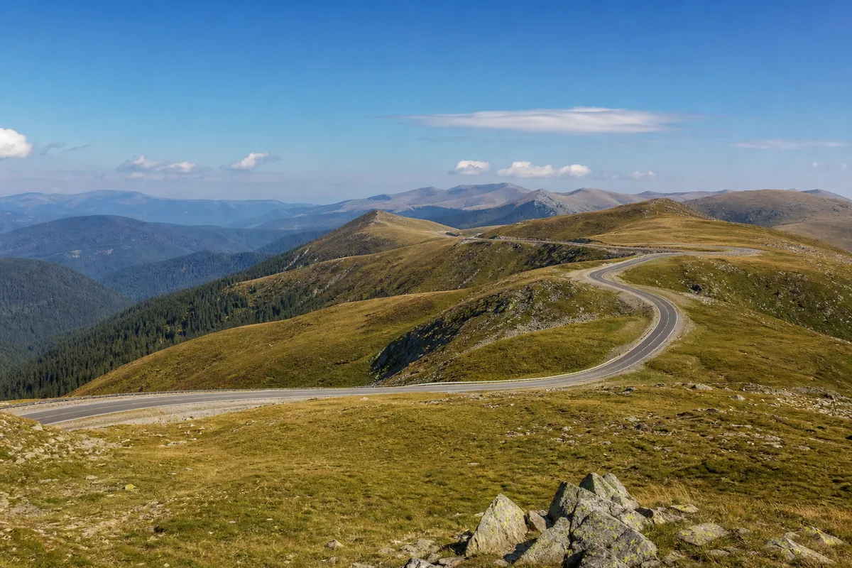 Belvedere la Pasul Urdele pe Transalpina, panoramă alpină largă sub cer senin