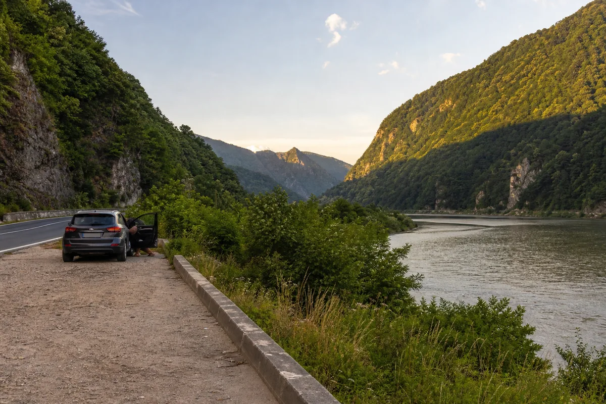 Oprire pe Valea Oltului la întoarcere, râu și defileu împădurit, lumină de seară
